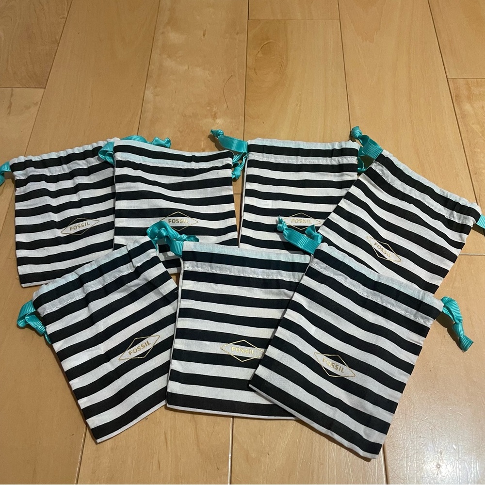 7 new Fossil black/white small pouches